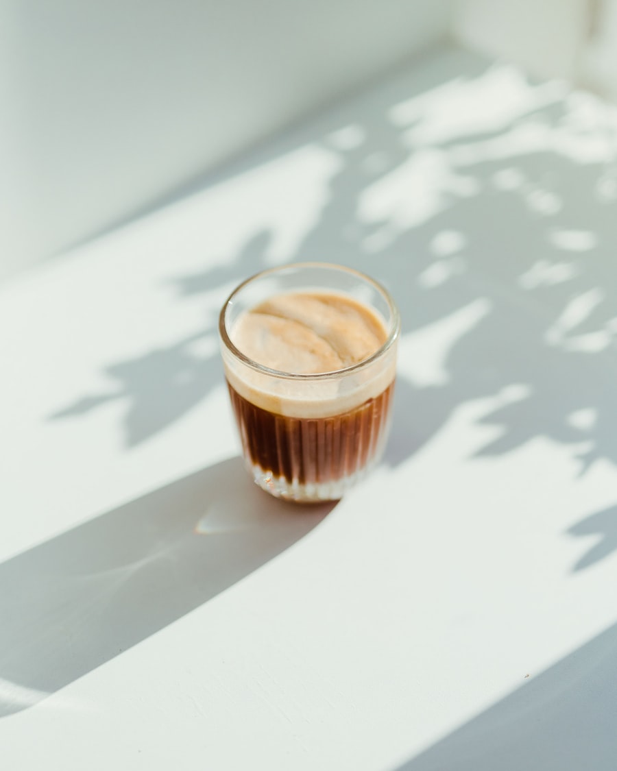 Latte con arte sobre la barra del cafe