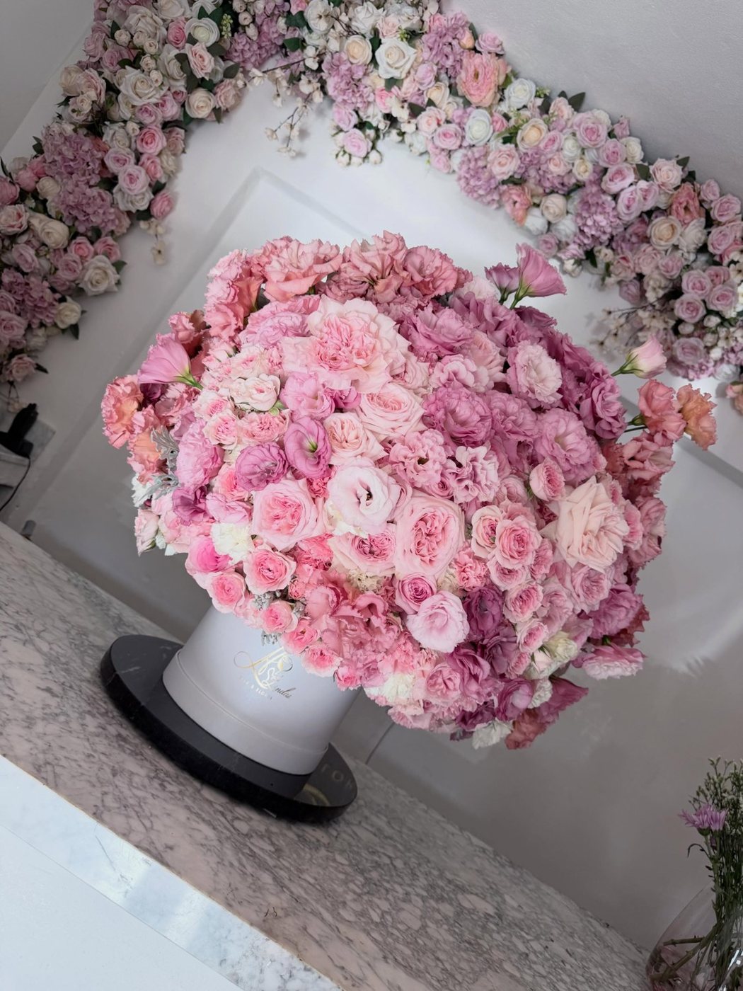 Arreglo floral de tonos profundos y románticos