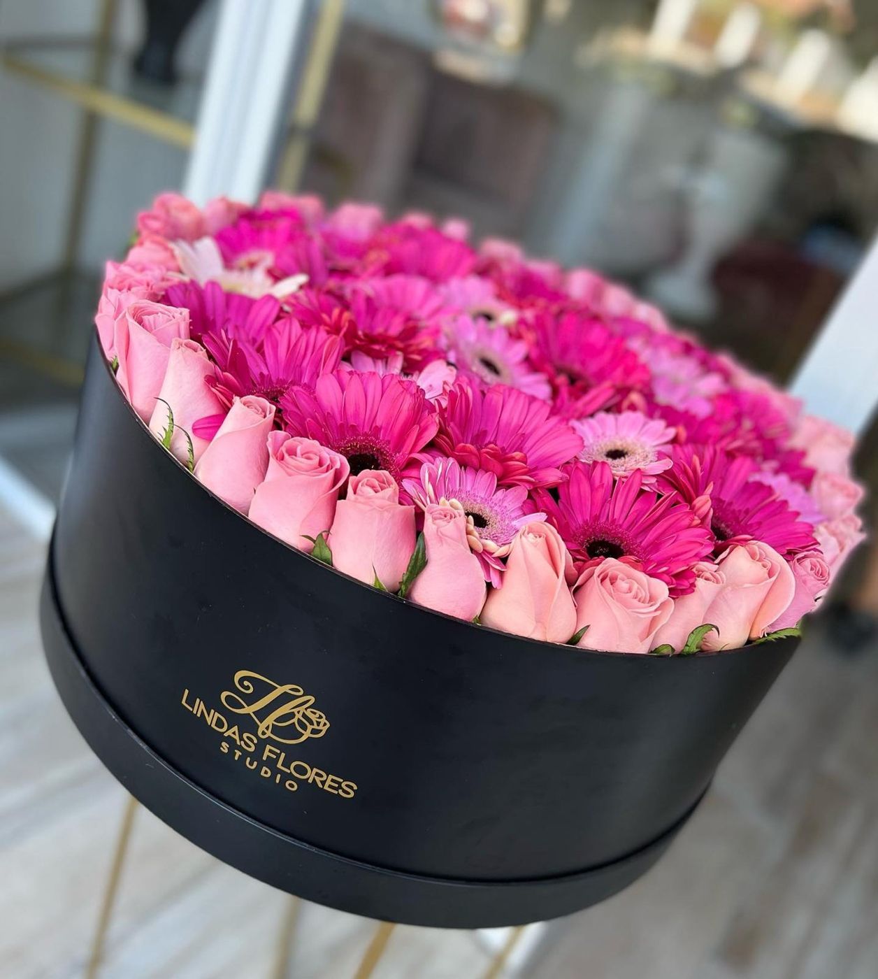 Caja negra de Lindas con rosas rosas y fucsias