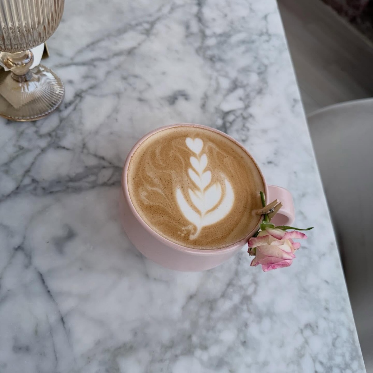 Latte con arte sobre una mesa de mármol de Lindas Café & Flores