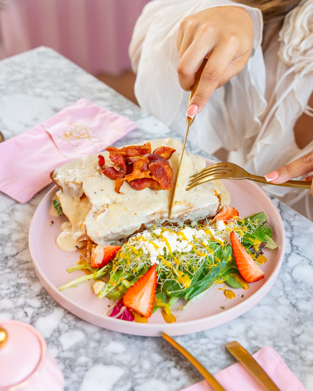 Sir Pablo: brioche con tocino y ensalada con fresas