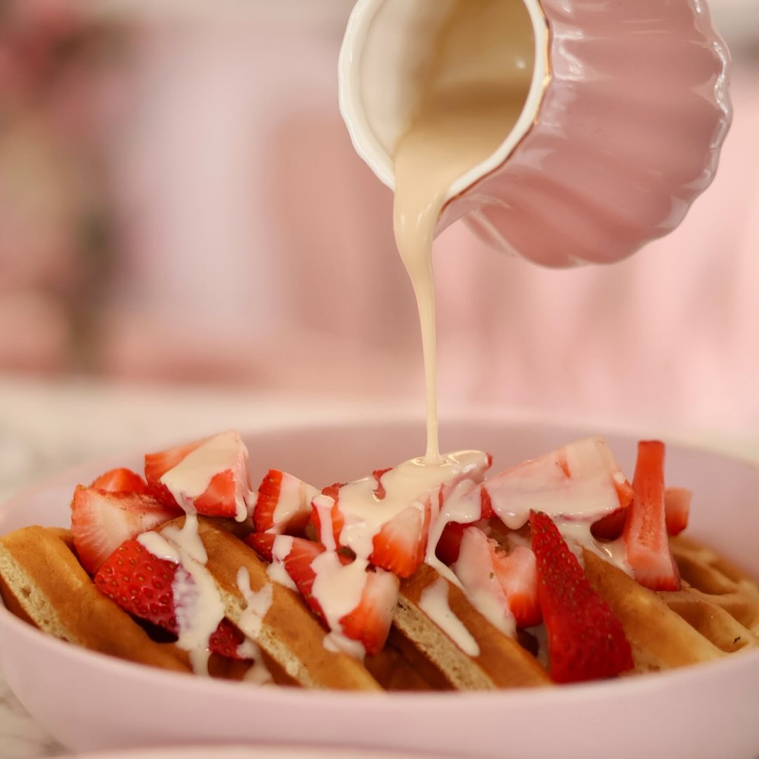 Waffle con fresas y crema