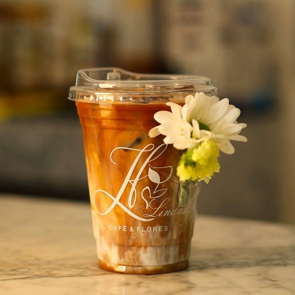 Café frío con flor