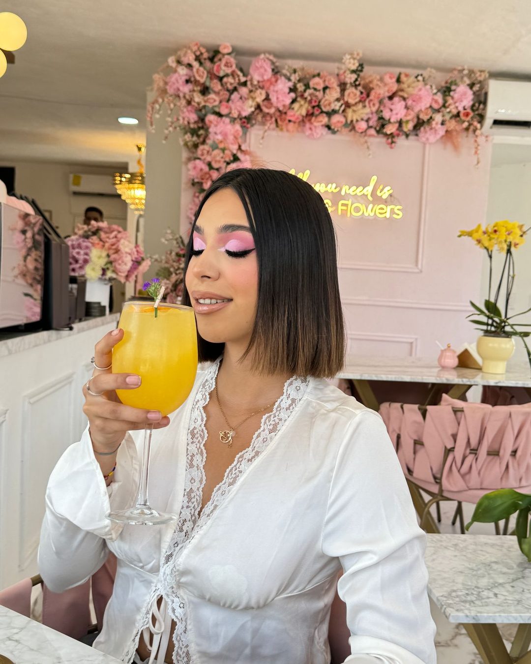 Un brindis bajo el arco de rosas