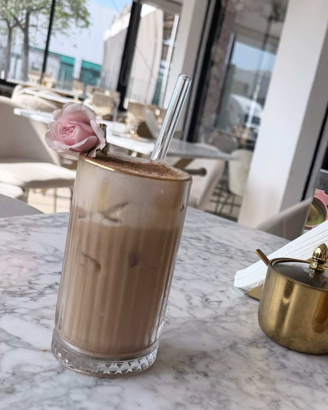 Café frío junto al ventanal