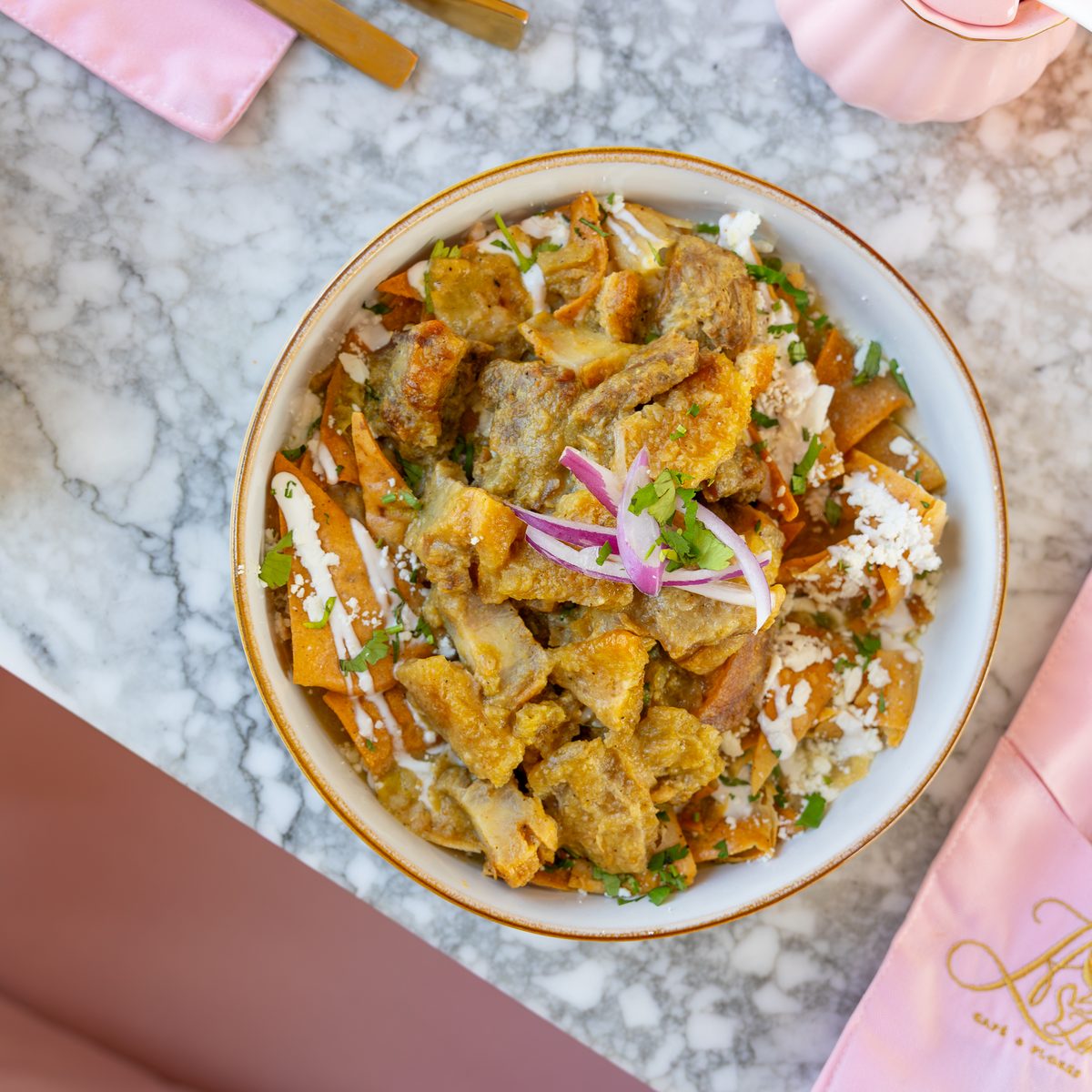 Chilaquiles con chicharrón
