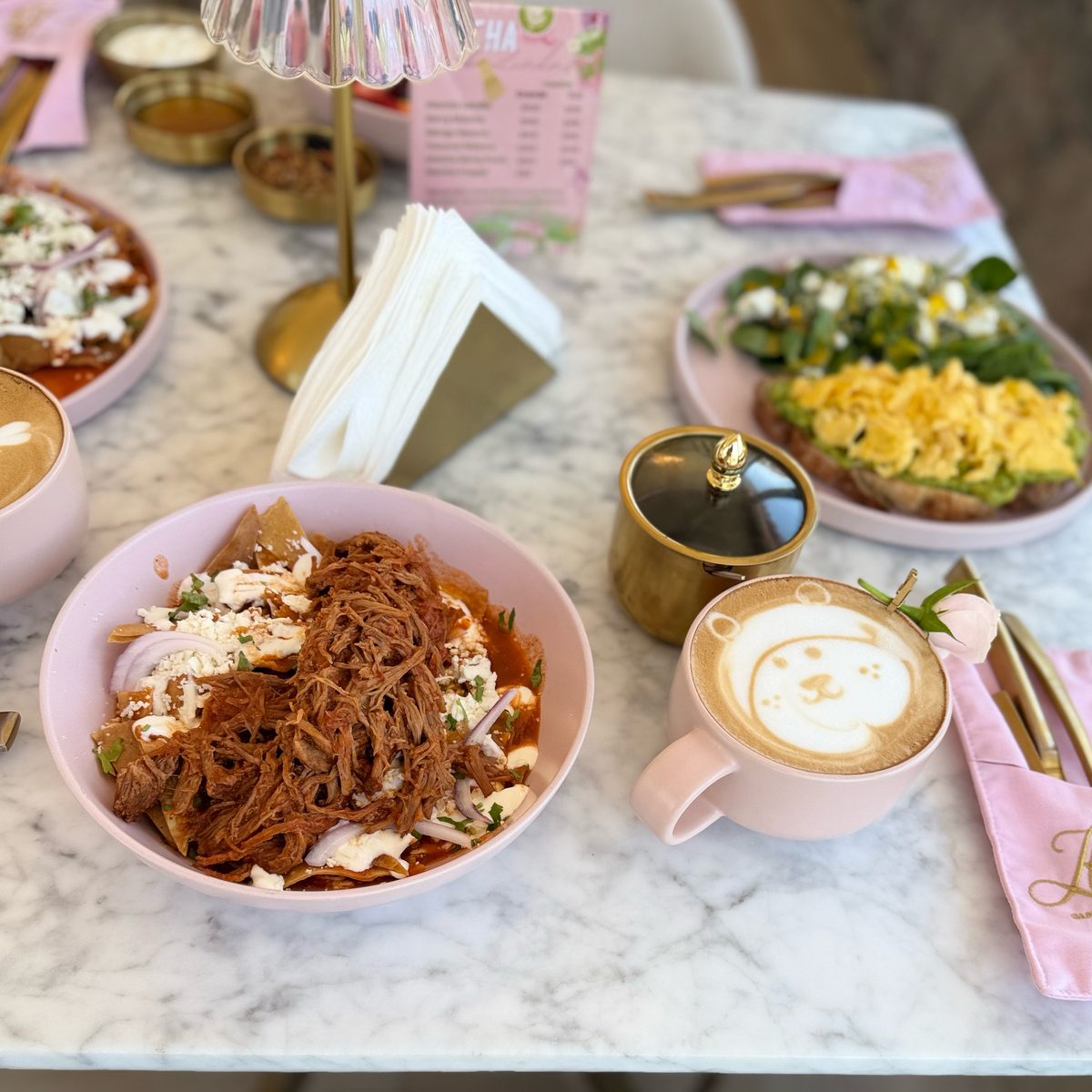 Chilaquiles y latte con arte de osito