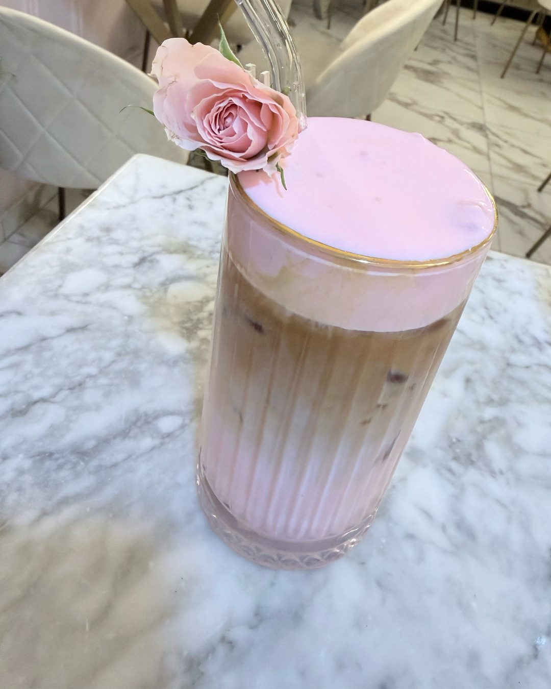Latte frío con foam rosa