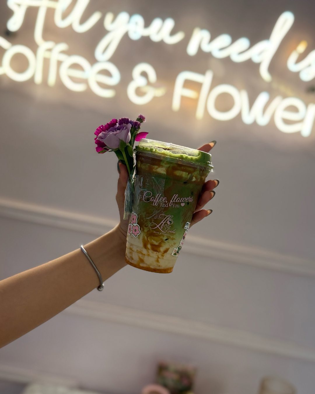 Matcha para llevar bajo el neón de la casa