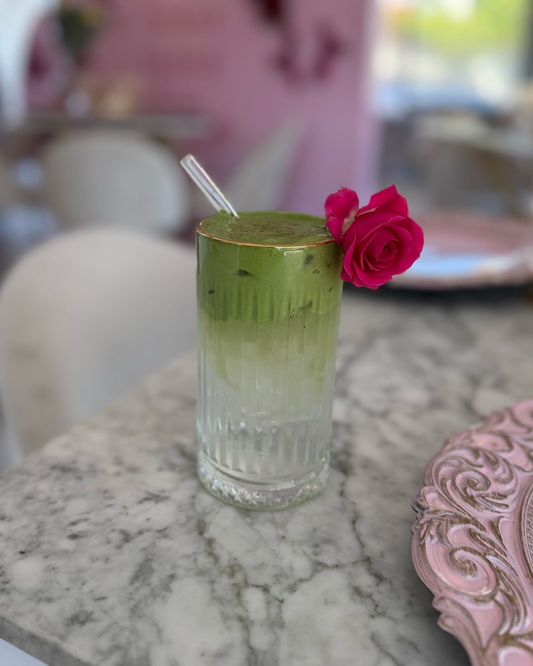 Matcha Club: matcha frío con rosa fucsia