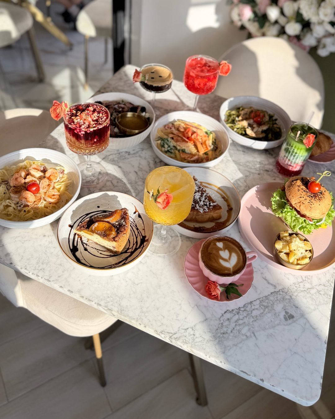 Mesa para compartir: pastas, hamburguesa, postres y cócteles