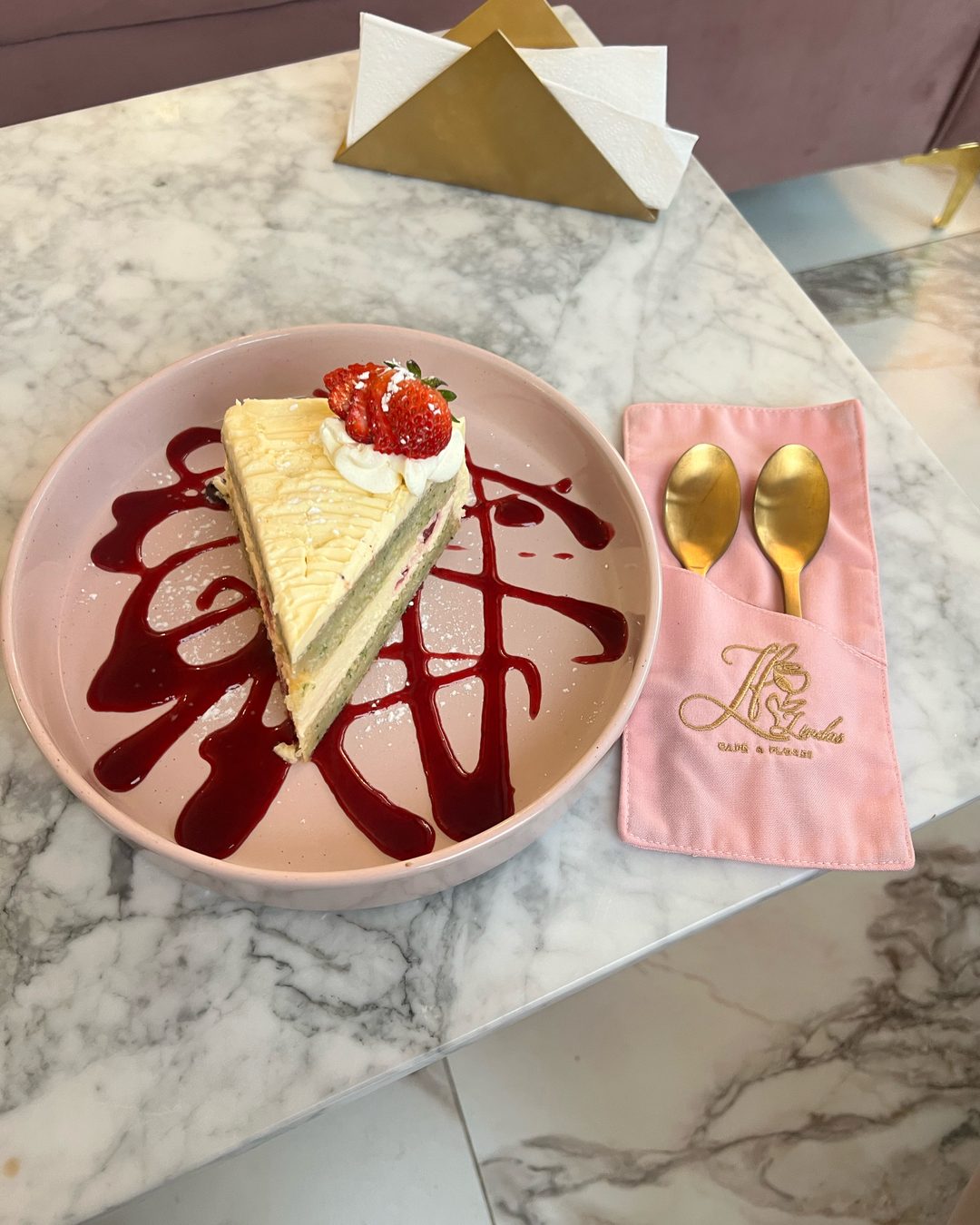 Pastel en capas con fresas
