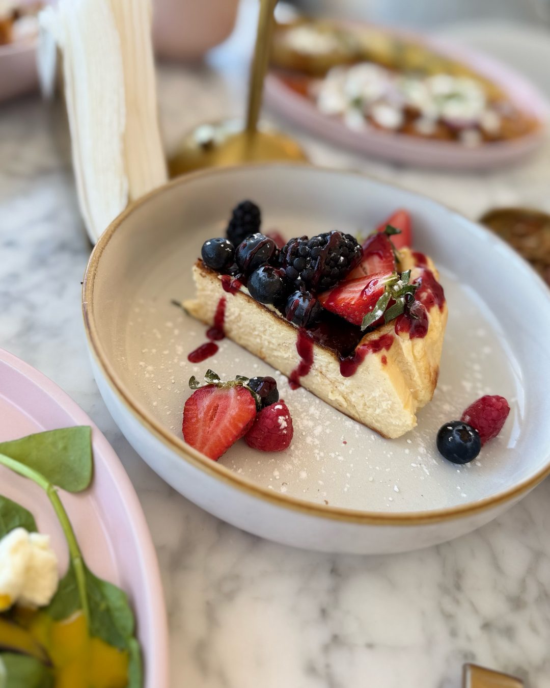 Rebanada con frutos rojos y fresas